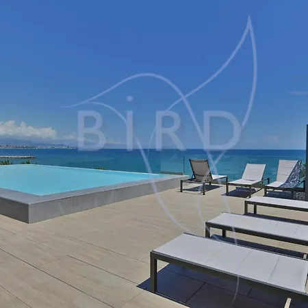 Waterfront With Private Garden Apartmán